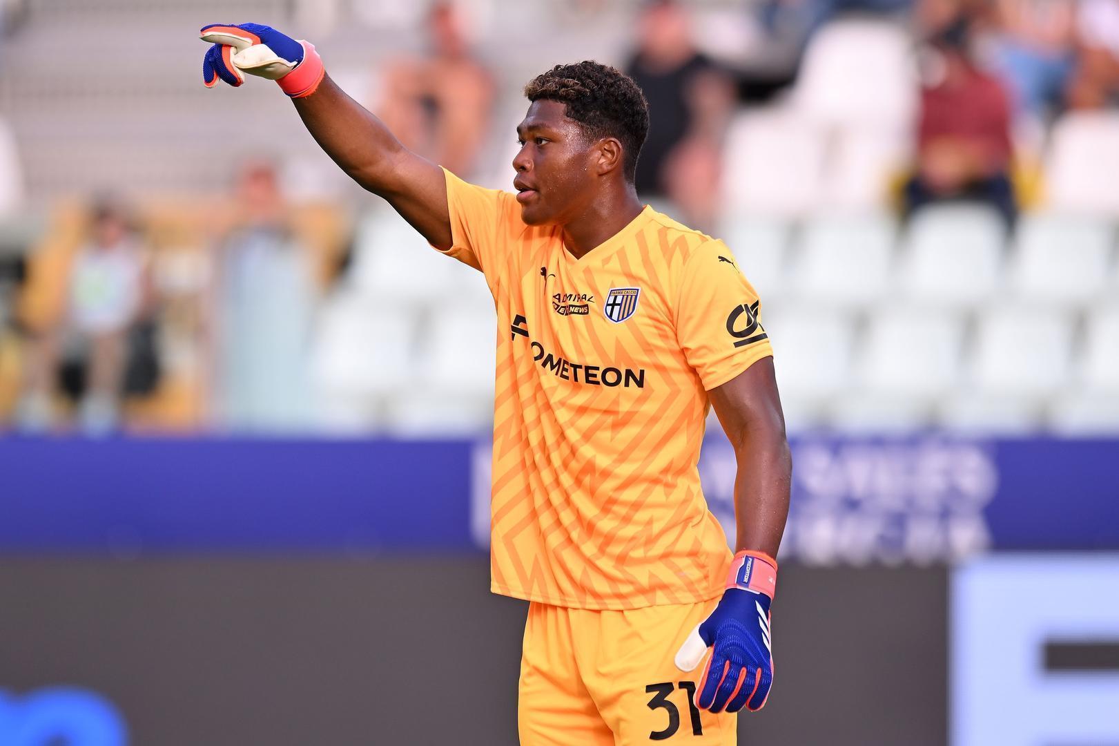 记者：米兰和那不勒斯曾想压哨签下铃木彩艳，被球员本人拒绝